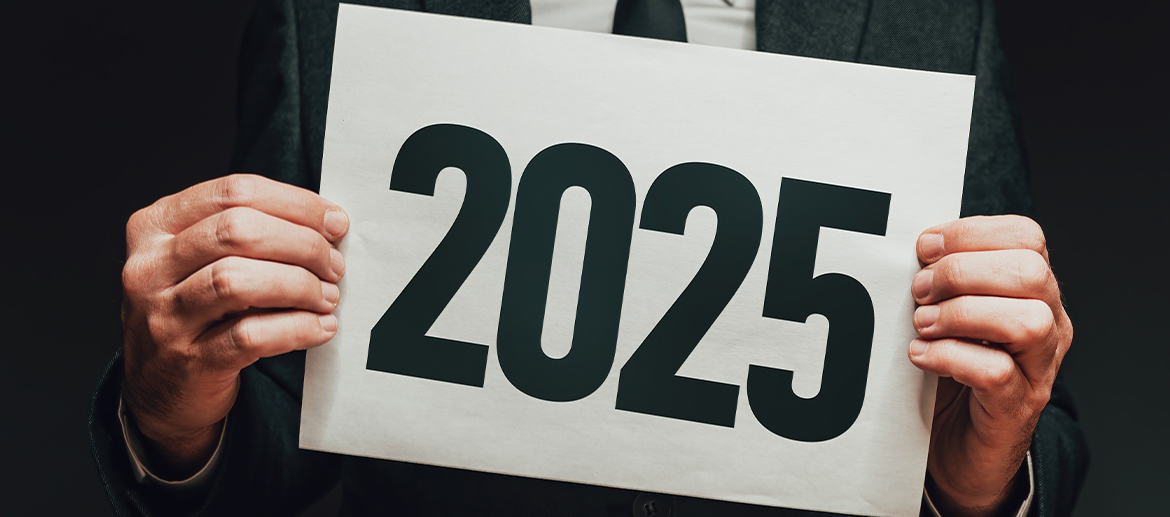 2025'te sosyal medya stratejileri; kısa videolar, canlı yayınlar, kişiselleştirme, influencer işbirlikleri ve sosyal ticaret gibi yöntemlerle etkileşimi artırmayı hedefliyor.